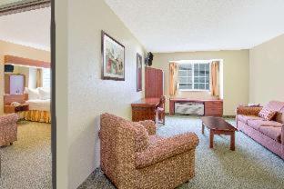 Microtel Inn And Suites Gassaway Room photo